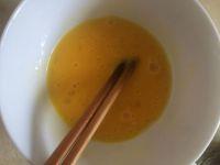 鸡蛋煎蜜枣粽子的做法步骤2