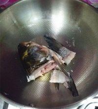 鱼头鱼骨汤的做法步骤3