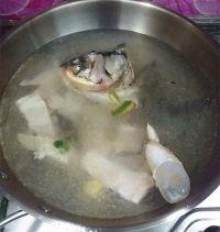 鱼头鱼骨汤的做法步骤4