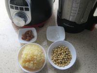 银耳杏仁豆浆的做法步骤1