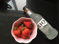 鸡尾酒草莓冰饮的做法步骤1
