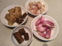 海参焖猪肉的做法步骤1
