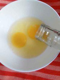 蟹味菇鸡蛋汤的做法步骤2