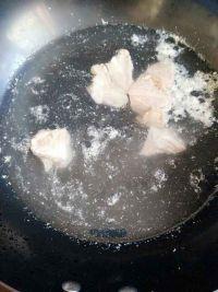鲜茶树菇脆骨汤的做法步骤1