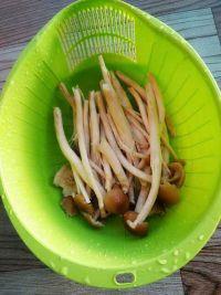 鲜茶树菇脆骨汤的做法步骤2